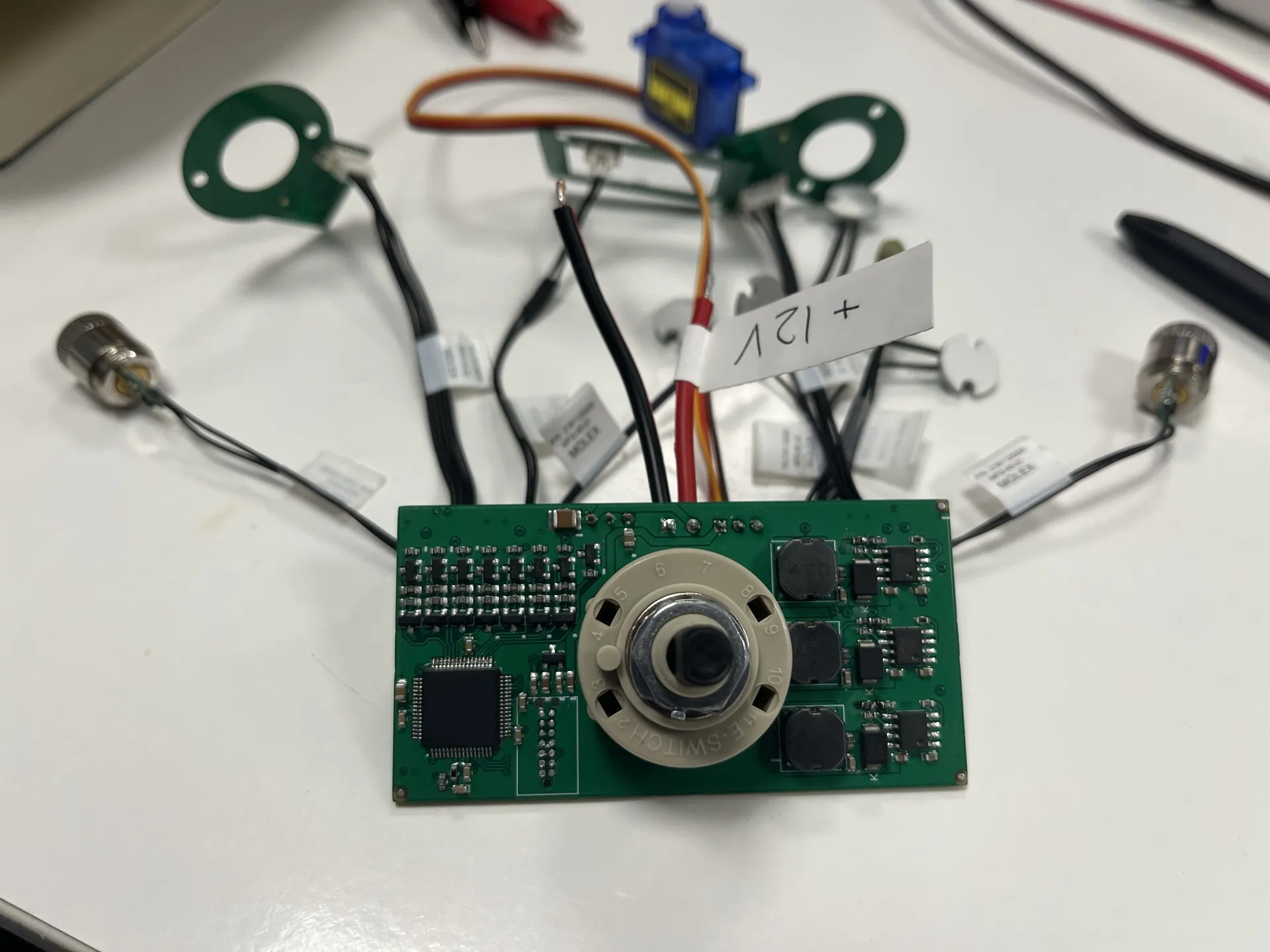 PCB con encoder rotativo e ICs — sistemas embebidos