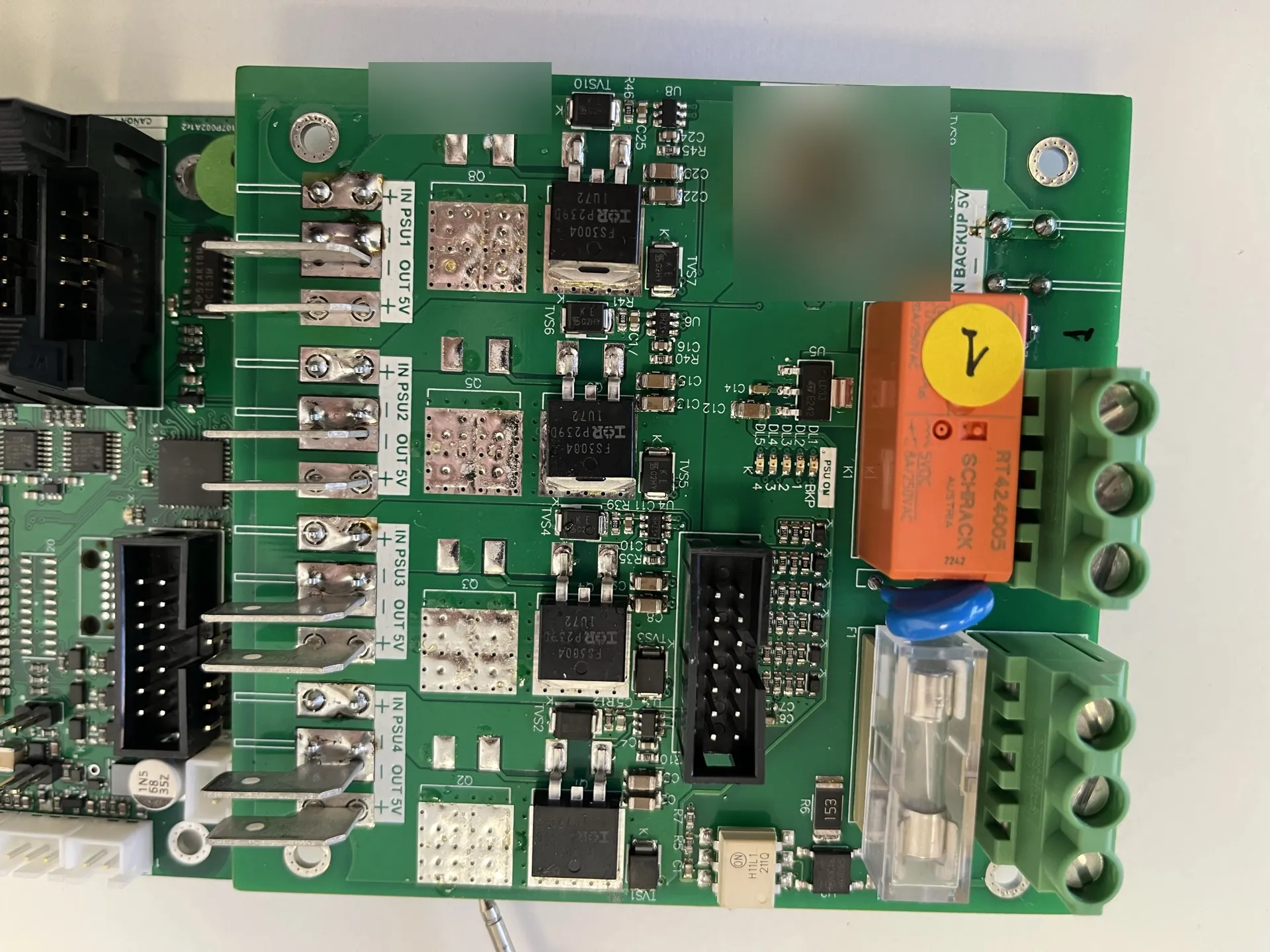 PCB con relés y terminales — electrónica clásica