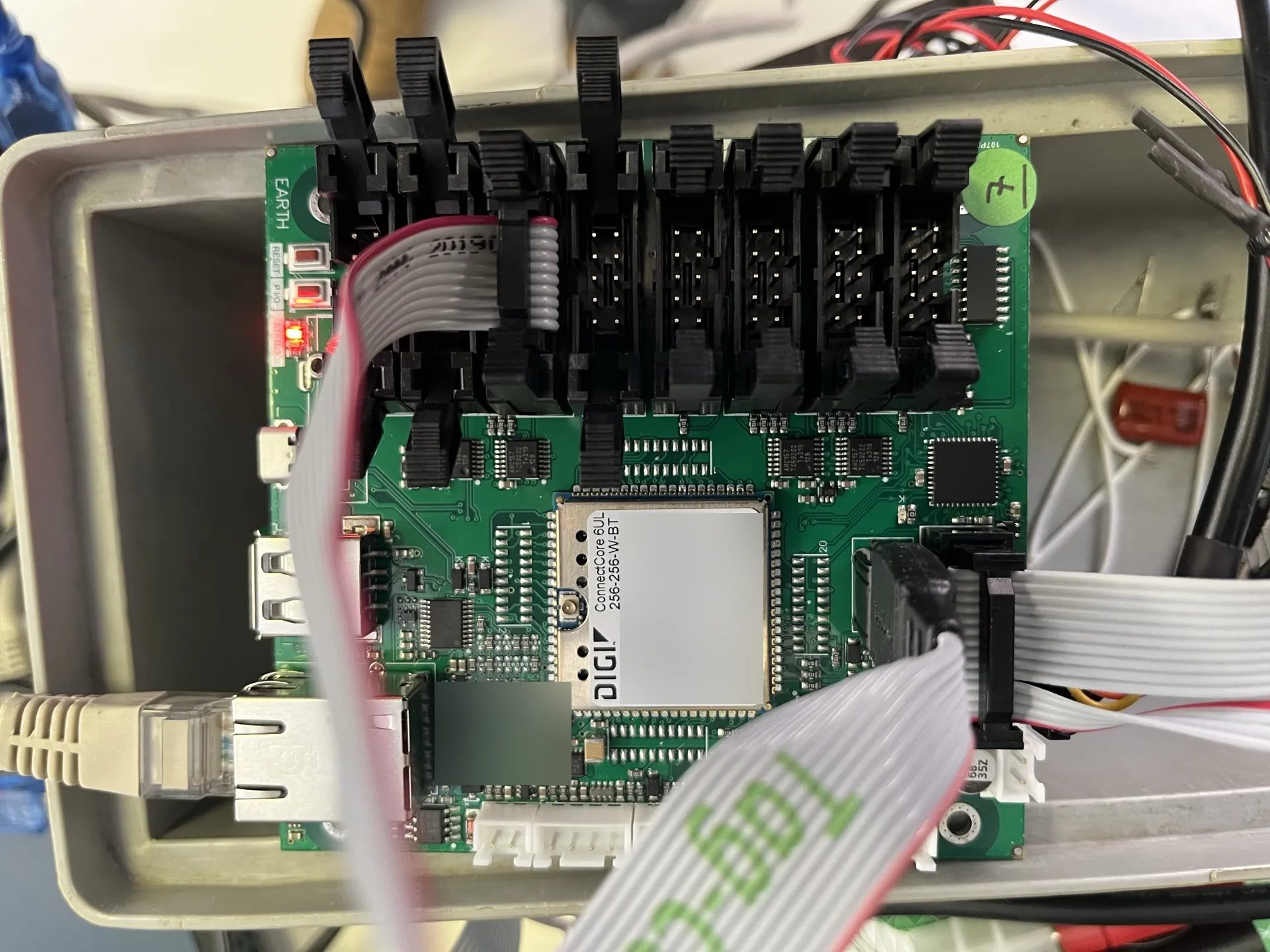 Board con módulo Digi wireless y cables — IoT