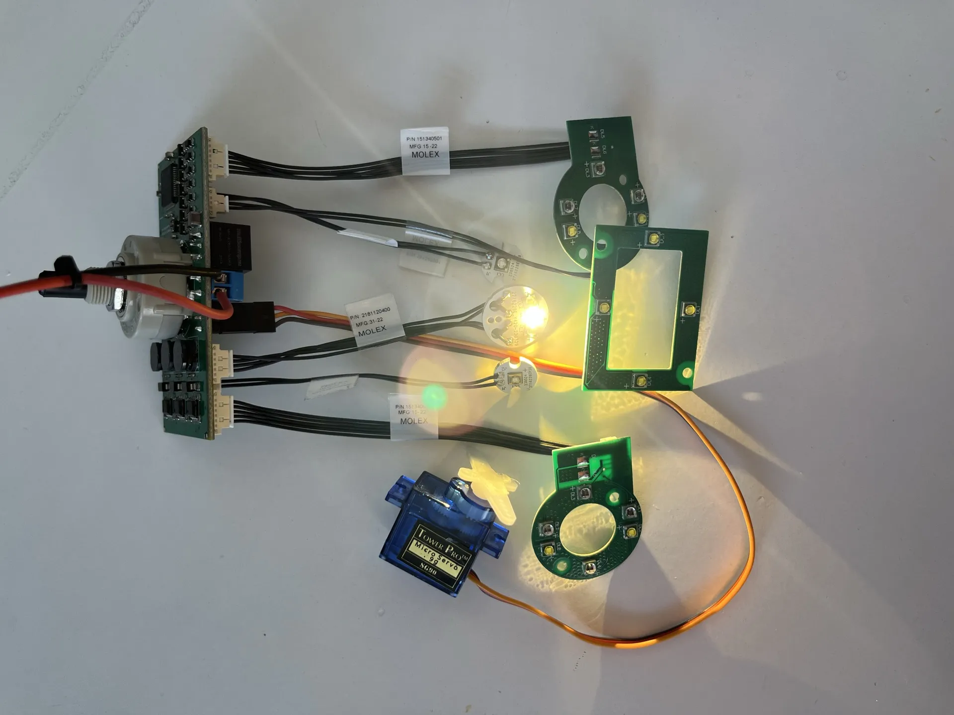 PCBs con LEDs y servo — ensamblaje de sistema