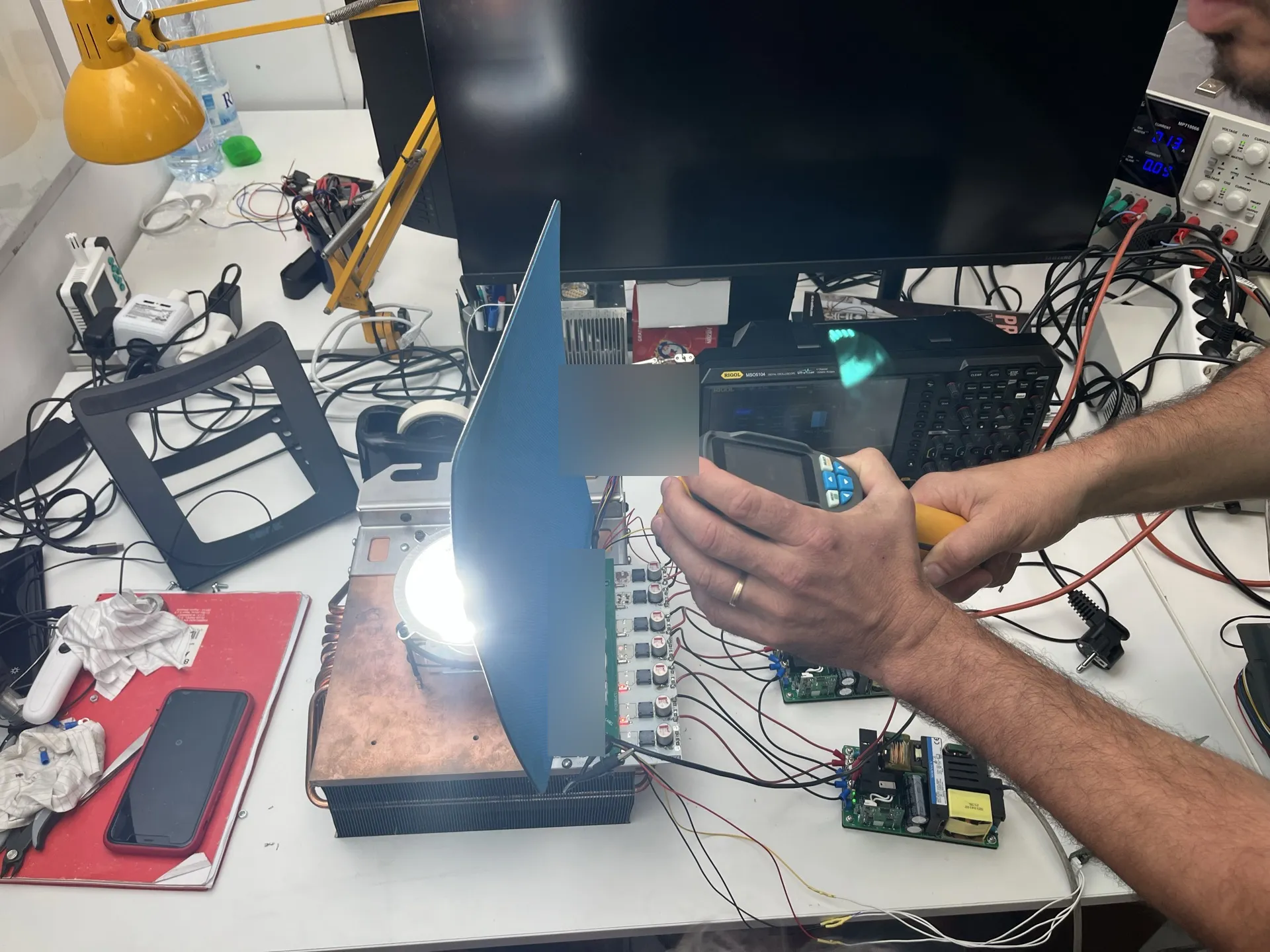 Lab con osciloscopio y equipo de test