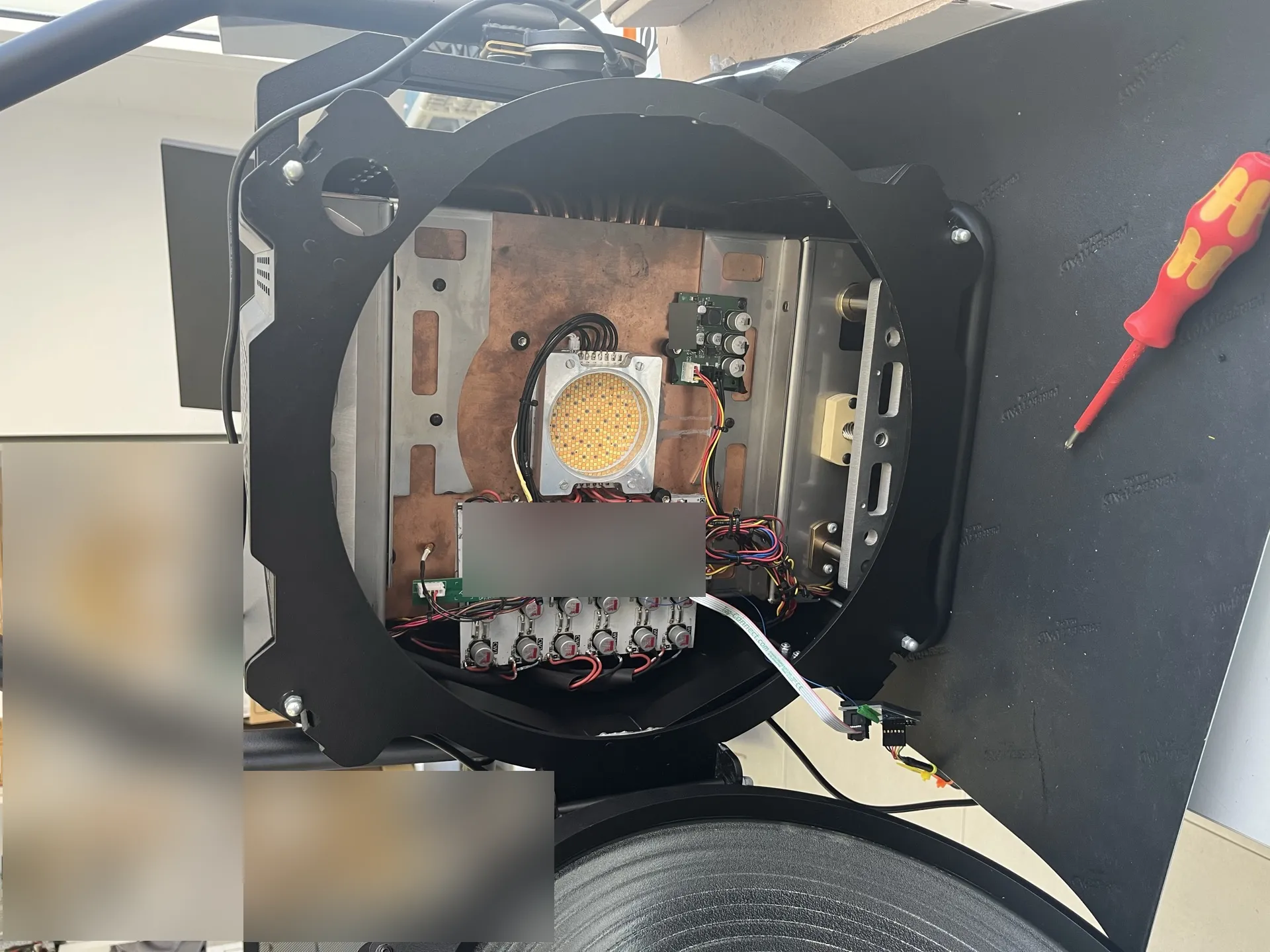 Interior de foco Fresnel — LED COB y electrónica de control