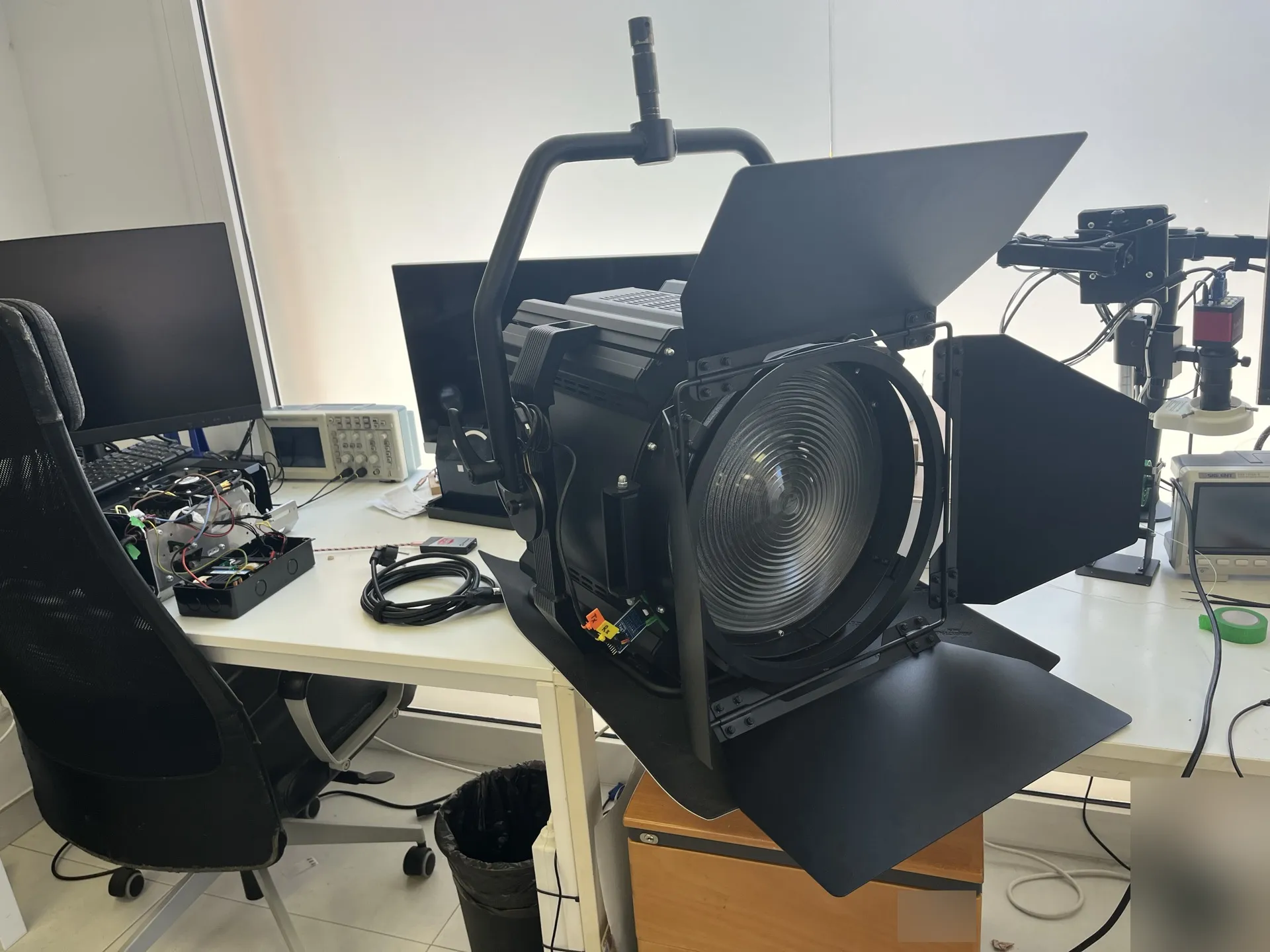 Foco Fresnel profesional en lab — producto final
